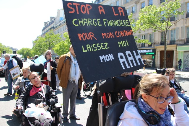 Les personnes handicapées réclament que le calcul de l'AAH soit déconnecté des revenus du couple (ici lors d'une manifestation sur leurs droits au printemps à Paris). ©Marianne Langlet